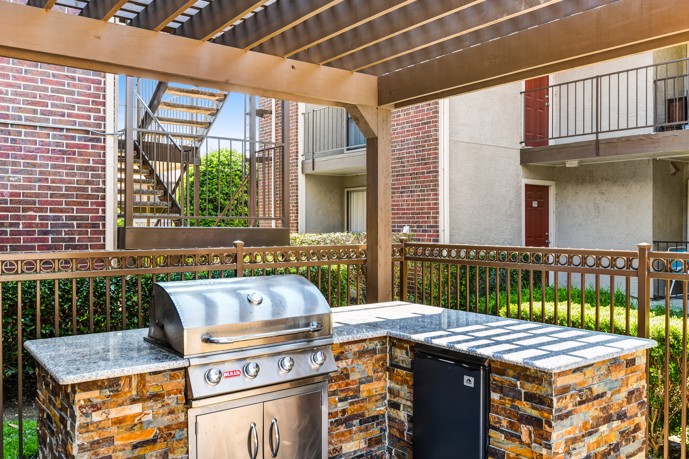 At Vue at Knoll Trail apartments, the grill area is situated under a lovely pergola, providing a perfect space to cook and gather with friends and family.