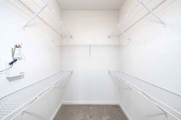 Millenia 700 - Closet