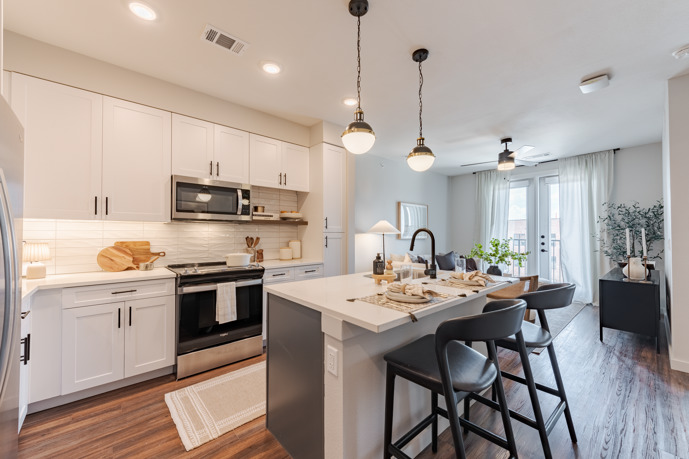 Classic Contrast Finish: crisp white with matte black accents