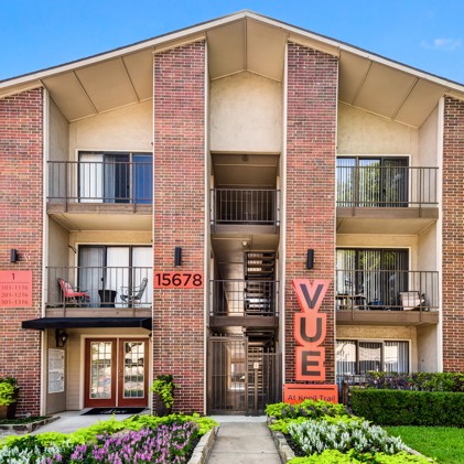 The entrance to Vue at Knoll Trail apartments is an impressive sight, with stunning balconies adding a touch of elegance and style to the building's exterior.