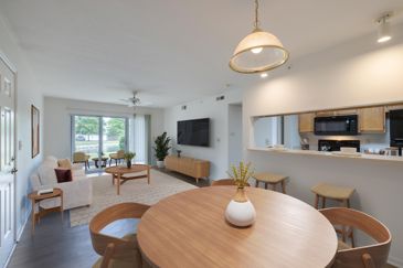 Bennington Pond - Living Room