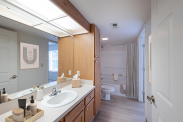 Bennington Pond - Bathroom